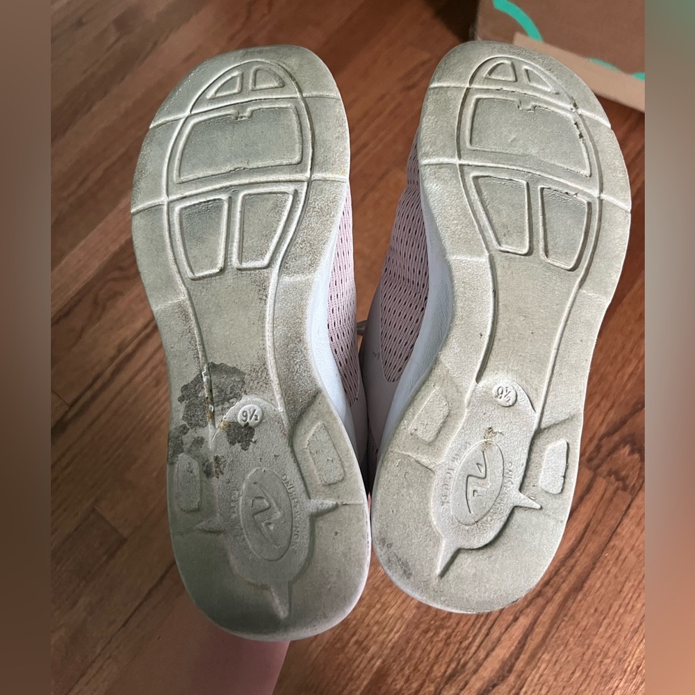 Light mauve tennis shoes 9.5 - Picture 2 of 6